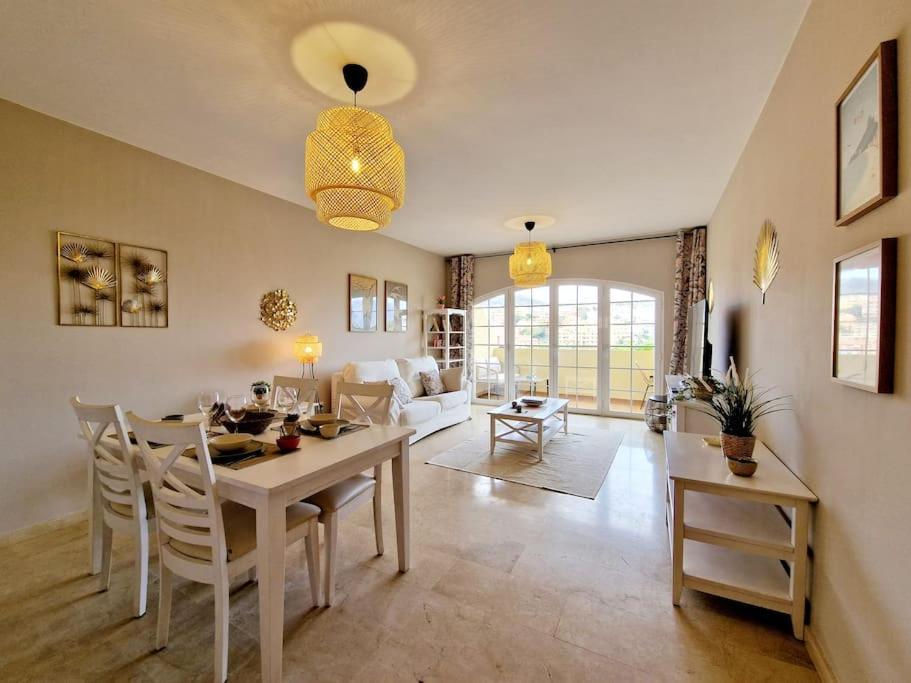 Royal Golf View: 2Br, Pools & Ac Apartment Sitio de Calahonda Ngoại thất bức ảnh