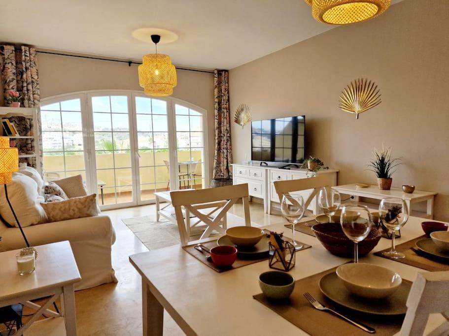 Royal Golf View: 2Br, Pools & Ac Apartment Sitio de Calahonda Ngoại thất bức ảnh